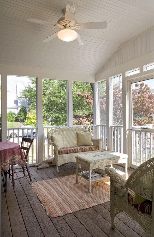 Aménagement d'un porche d'entrée de maison arrière éclectique de taille moyenne avec une moustiquaire, une terrasse en bois et une extension de toiture.