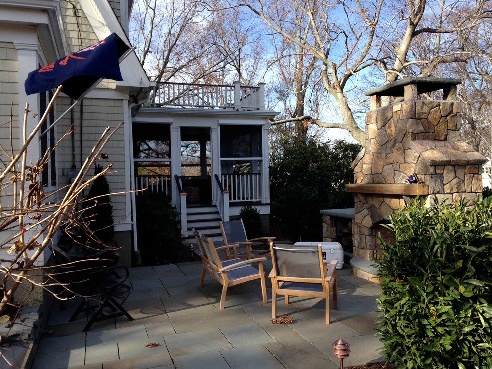 На фото: веранда среднего размера на заднем дворе в стиле рустика с крыльцом с защитной сеткой, покрытием из каменной брусчатки и навесом
