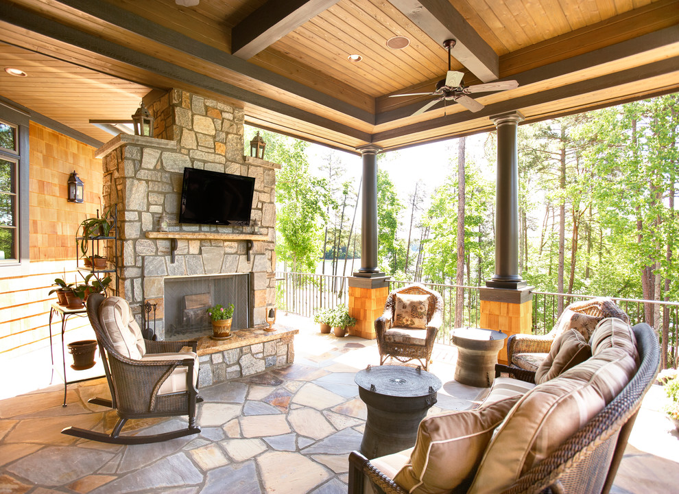 Idées déco pour un porche d'entrée de maison classique avec des pavés en pierre naturelle.