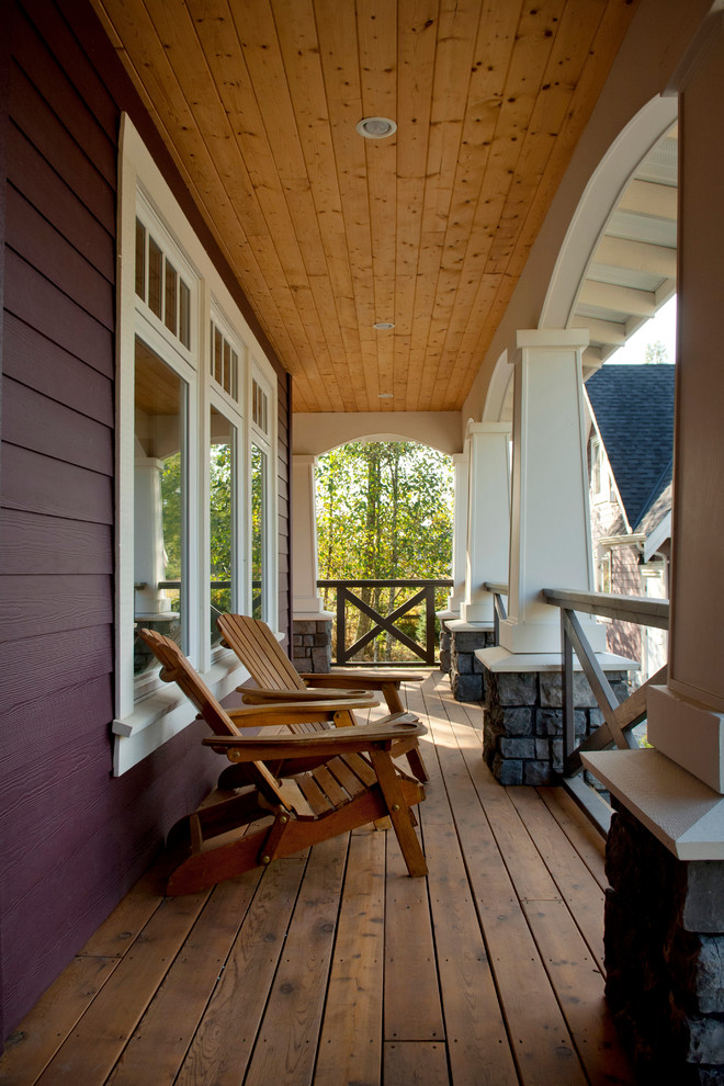 Exempel på en klassisk veranda, med trädäck och takförlängning