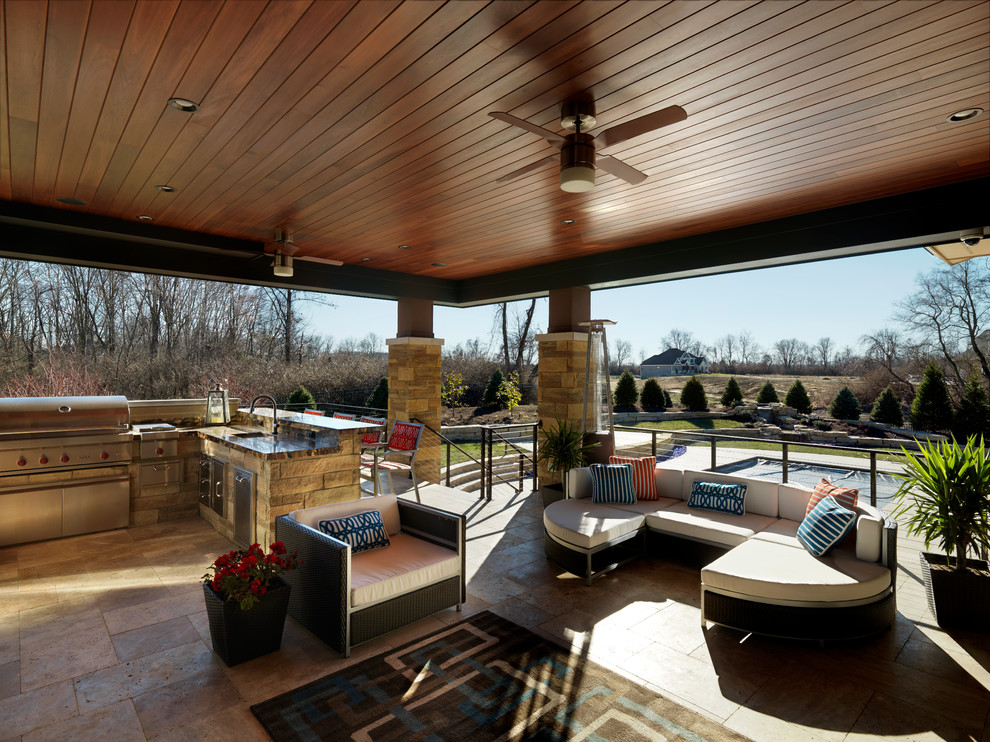 Aménagement d'un grand porche d'entrée de maison arrière classique avec une cuisine d'été, des pavés en pierre naturelle et une extension de toiture.