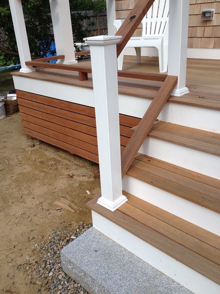 Idée de décoration pour un porche d'entrée de maison avant craftsman de taille moyenne avec une terrasse en bois et une extension de toiture.