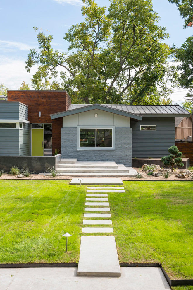 Источник вдохновения для домашнего уюта: веранда среднего размера на переднем дворе в современном стиле с покрытием из бетонных плит