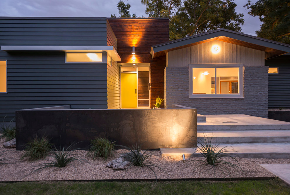 Immagine di un portico minimal di medie dimensioni e davanti casa con lastre di cemento