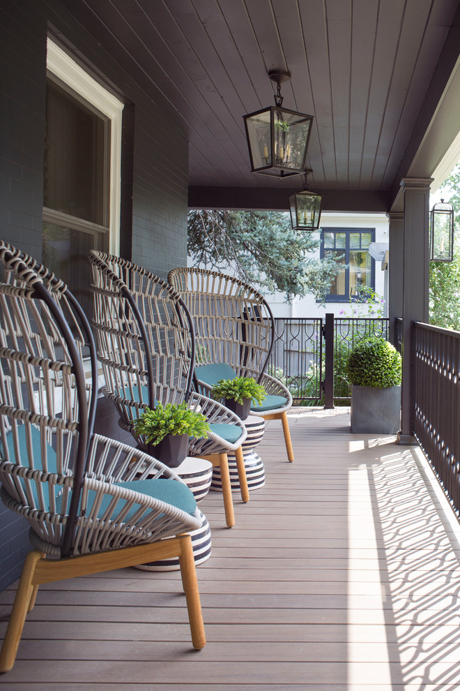 Ejemplo de terraza clásica renovada grande en patio delantero y anexo de casas con entablado y iluminación