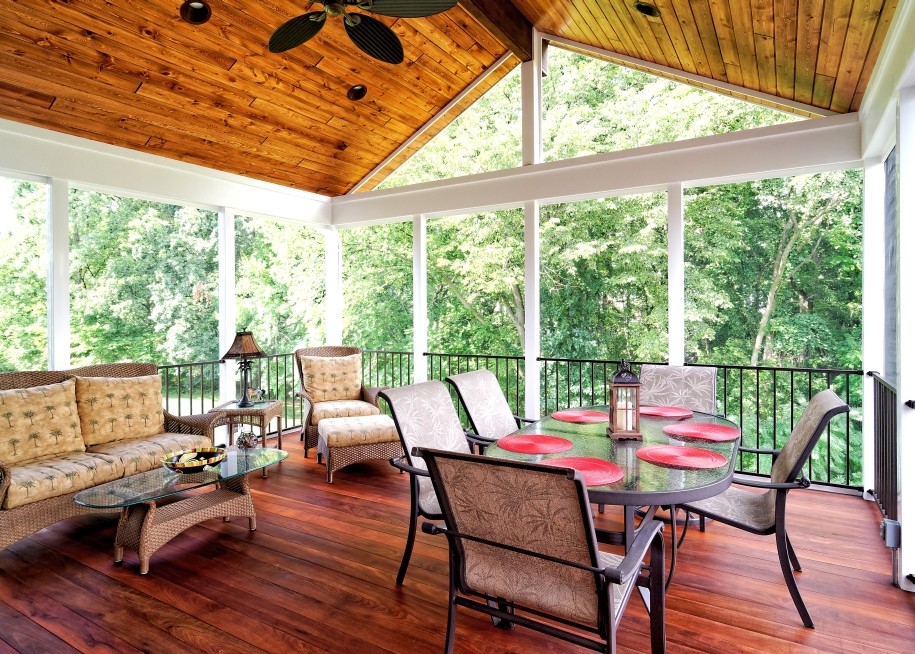 Design ideas for a large rustic back screened veranda in DC Metro with decking and a roof extension.