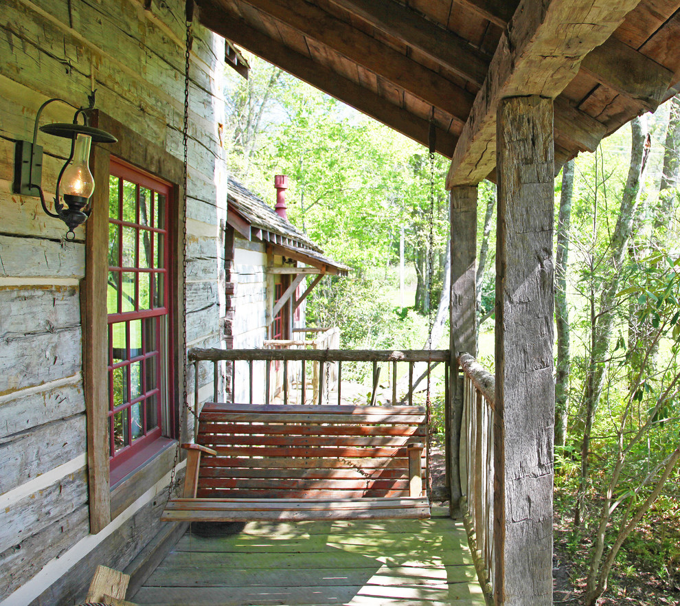 Aménagement d'un petit porche d'entrée de maison avant montagne avec une terrasse en bois et une extension de toiture.