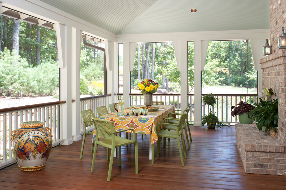 Cette image montre un porche d'entrée de maison traditionnel avec un foyer extérieur et tous types de couvertures.