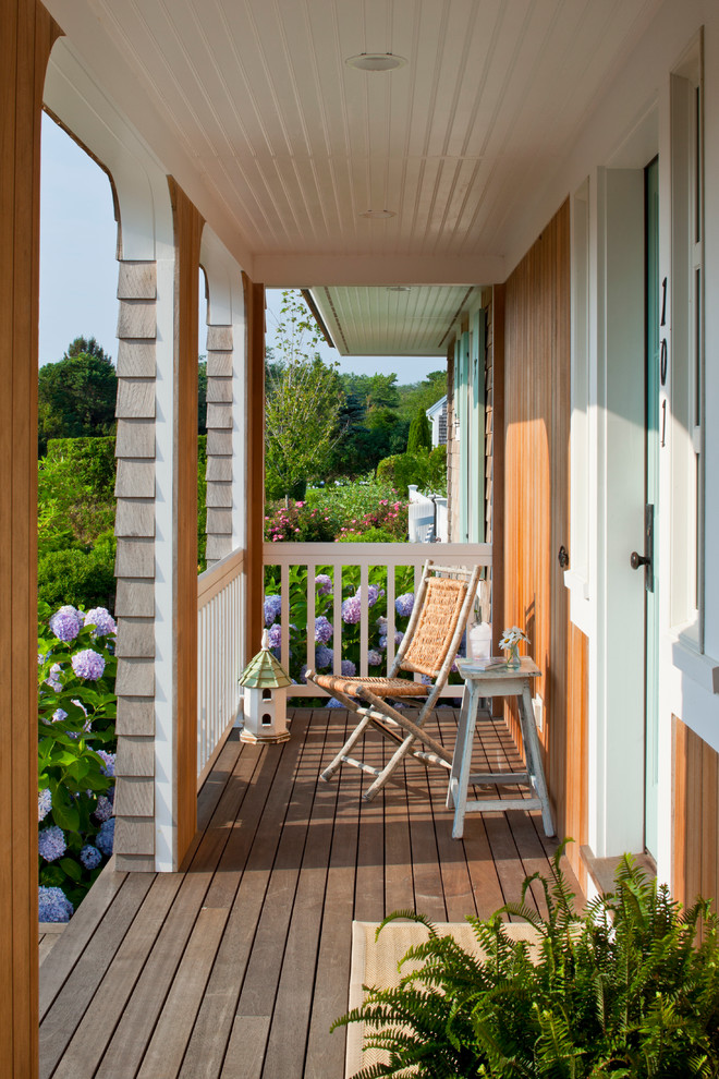 Idées déco pour un porche d'entrée de maison classique avec une terrasse en bois.