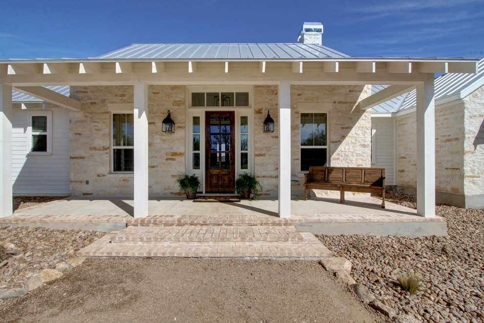 Inspiration pour un porche d'entrée de maison avant rustique avec une dalle de béton et une extension de toiture.