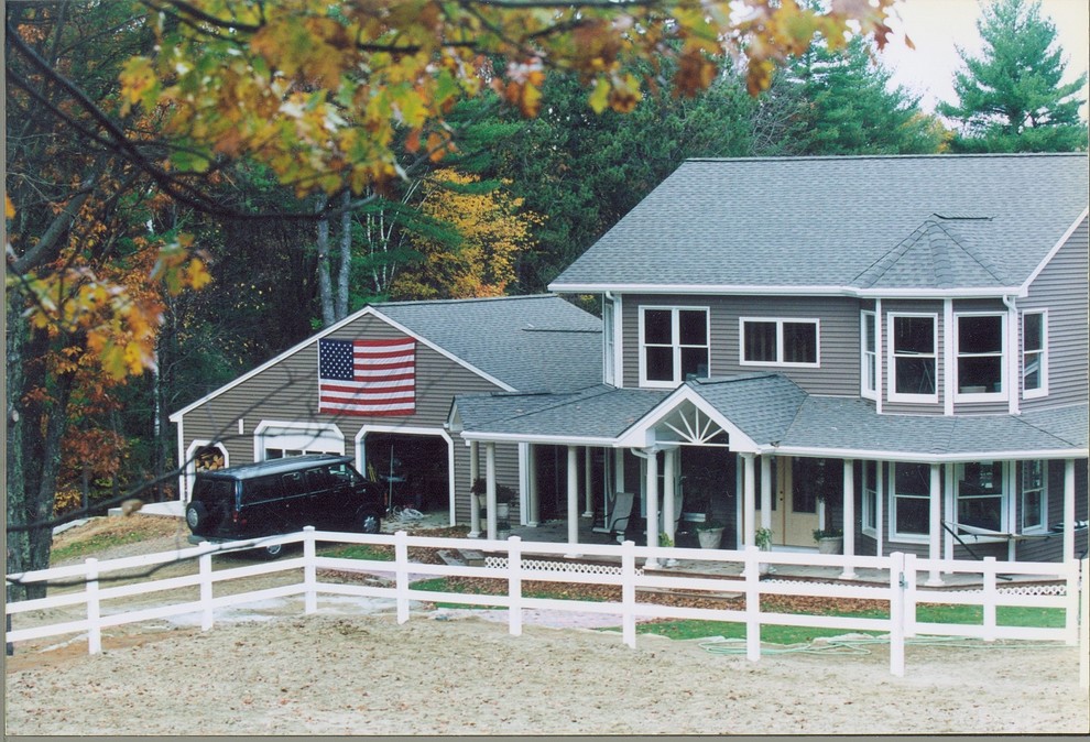 Esempio di un ampio portico country davanti casa con un tetto a sbalzo