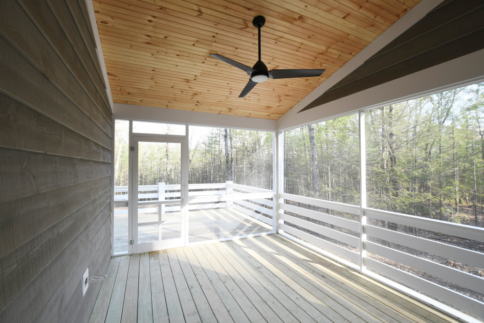 Cette photo montre un porche d'entrée de maison latéral nature de taille moyenne avec une moustiquaire et une extension de toiture.