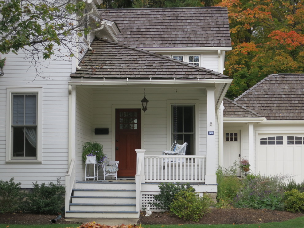 Idées déco pour un porche d'entrée de maison classique avec une extension de toiture.