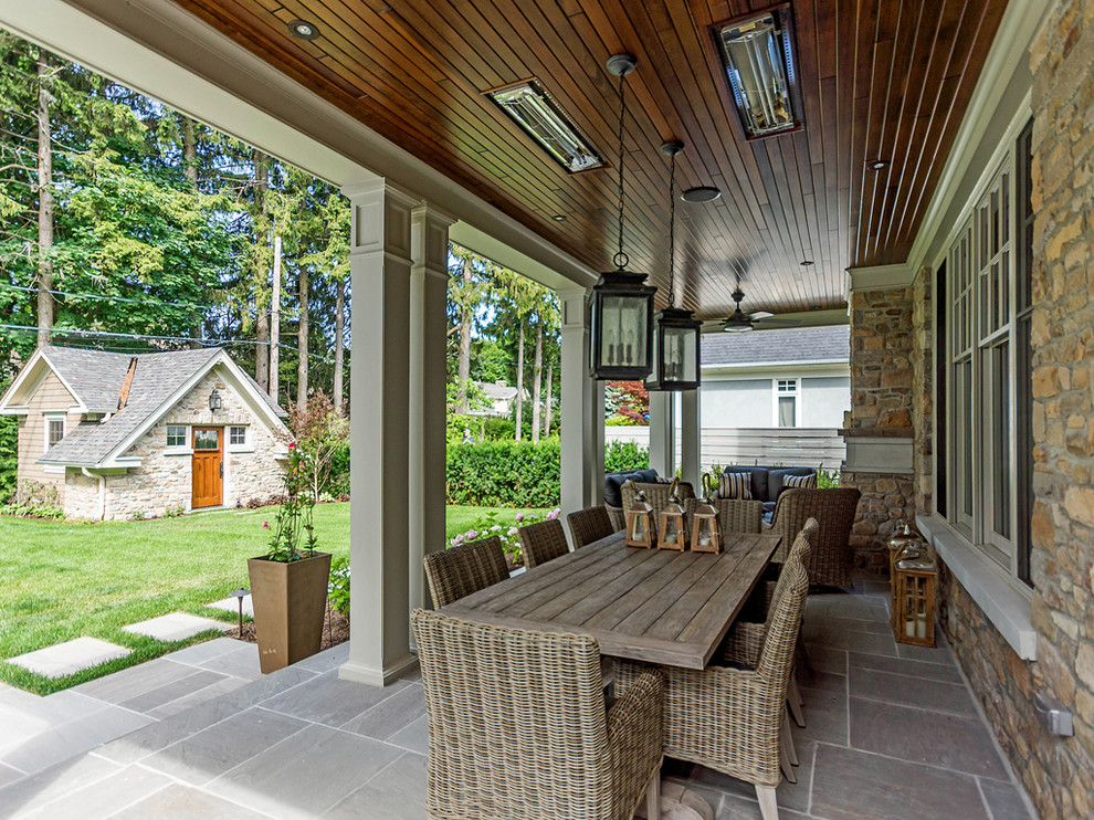 Imagen de terraza de estilo de casa de campo en patio trasero y anexo de casas con iluminación