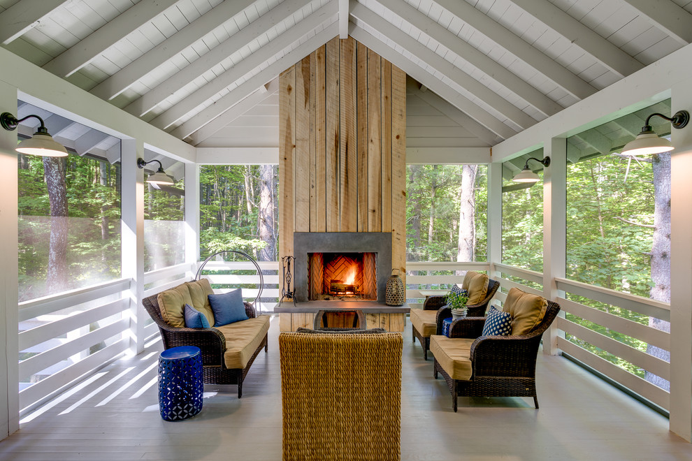 Idée de décoration pour un porche d'entrée de maison champêtre avec une moustiquaire, une terrasse en bois et une extension de toiture.