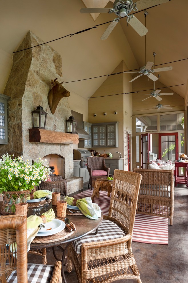 Country veranda in Houston with an outdoor kitchen and a roof extension.