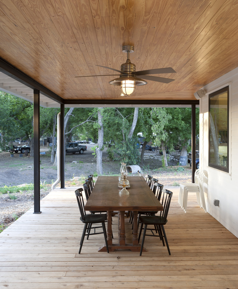 Idée de décoration pour un porche d'entrée de maison champêtre avec une terrasse en bois et une extension de toiture.