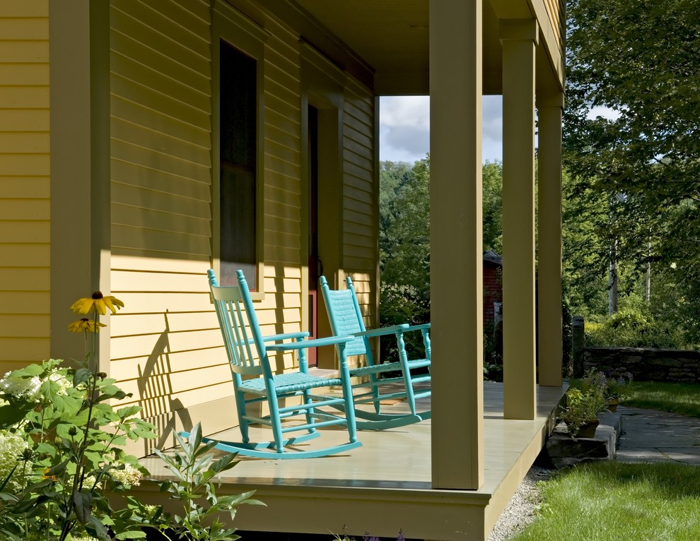 Idée de décoration pour un porche d'entrée de maison champêtre avec une extension de toiture.