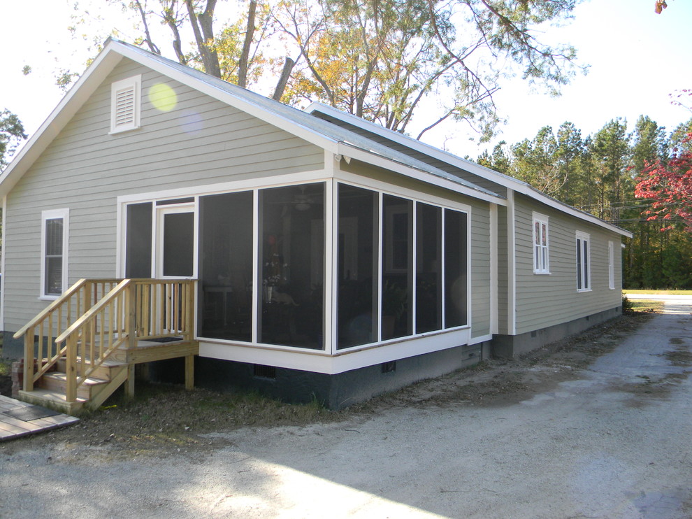 Aménagement d'un porche d'entrée de maison arrière classique de taille moyenne avec une moustiquaire et une extension de toiture.