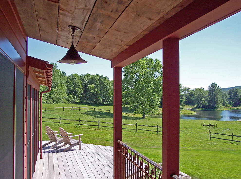 Cette photo montre un porche d'entrée de maison arrière nature avec une extension de toiture.