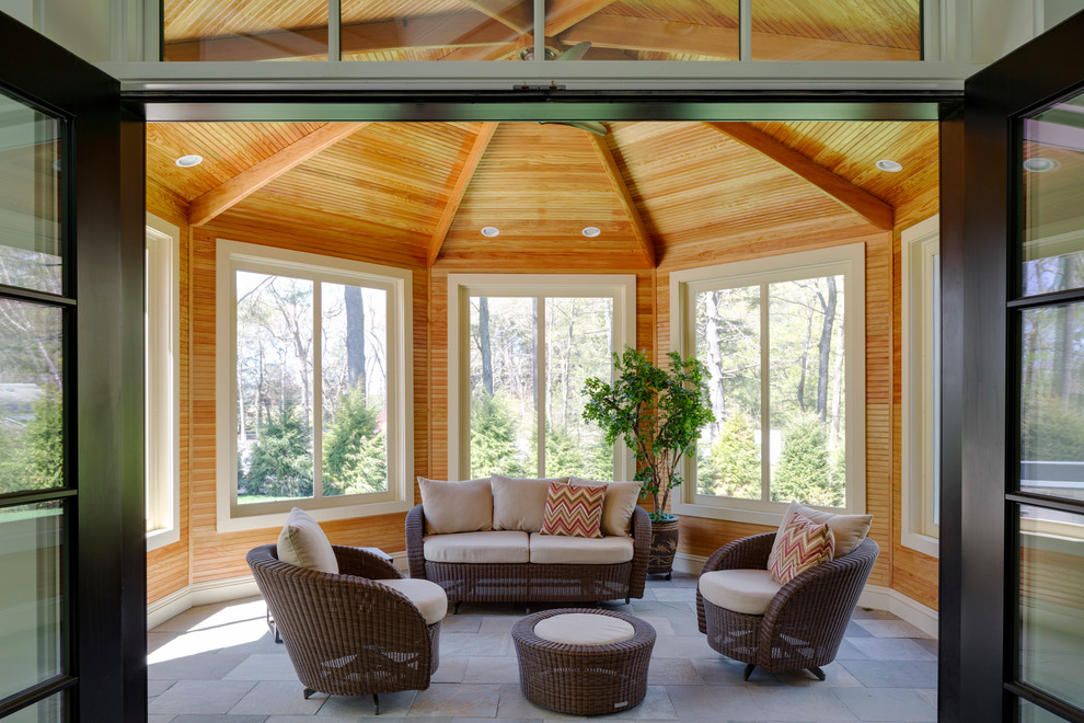 Cette image montre un porche d'entrée de maison arrière chalet avec une cuisine d'été, du carrelage et une extension de toiture.