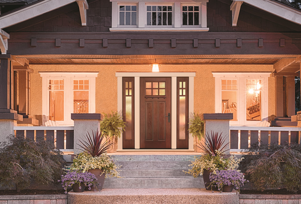 Cette photo montre un porche d'entrée de maison craftsman avec une extension de toiture.
