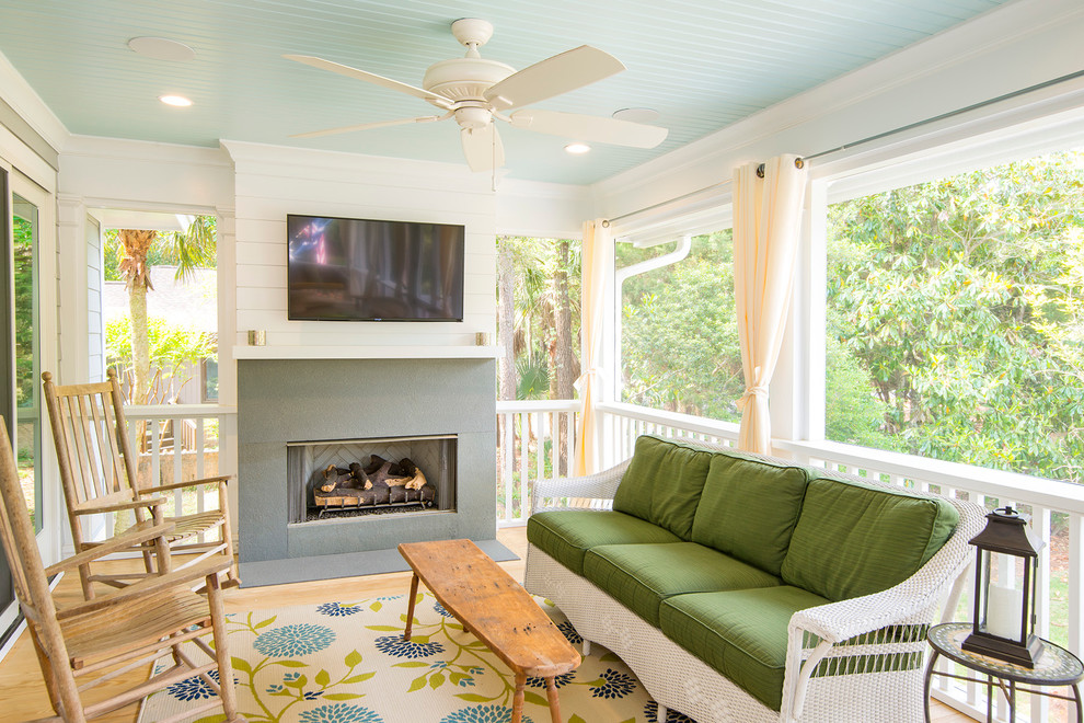 Exemple d'un porche d'entrée de maison avant bord de mer de taille moyenne avec une moustiquaire et une extension de toiture.