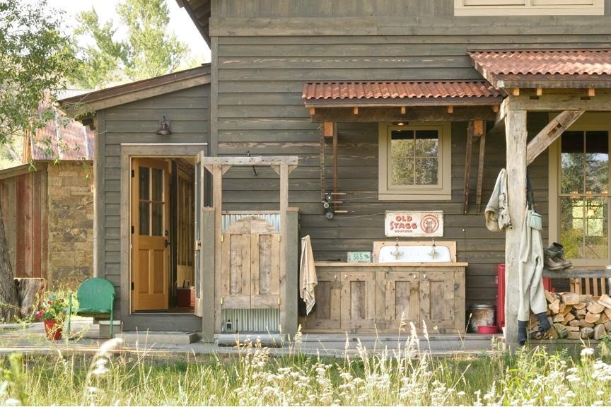 Inspiration pour un porche d'entrée de maison chalet.