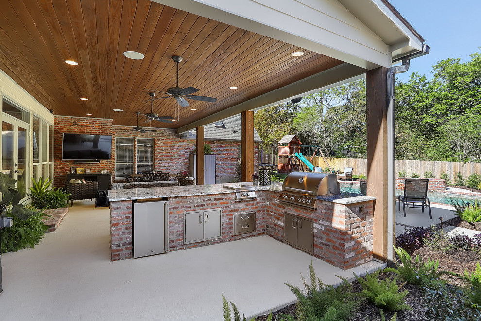 Cette image montre un porche d'entrée de maison arrière traditionnel de taille moyenne avec une dalle de béton et une extension de toiture.
