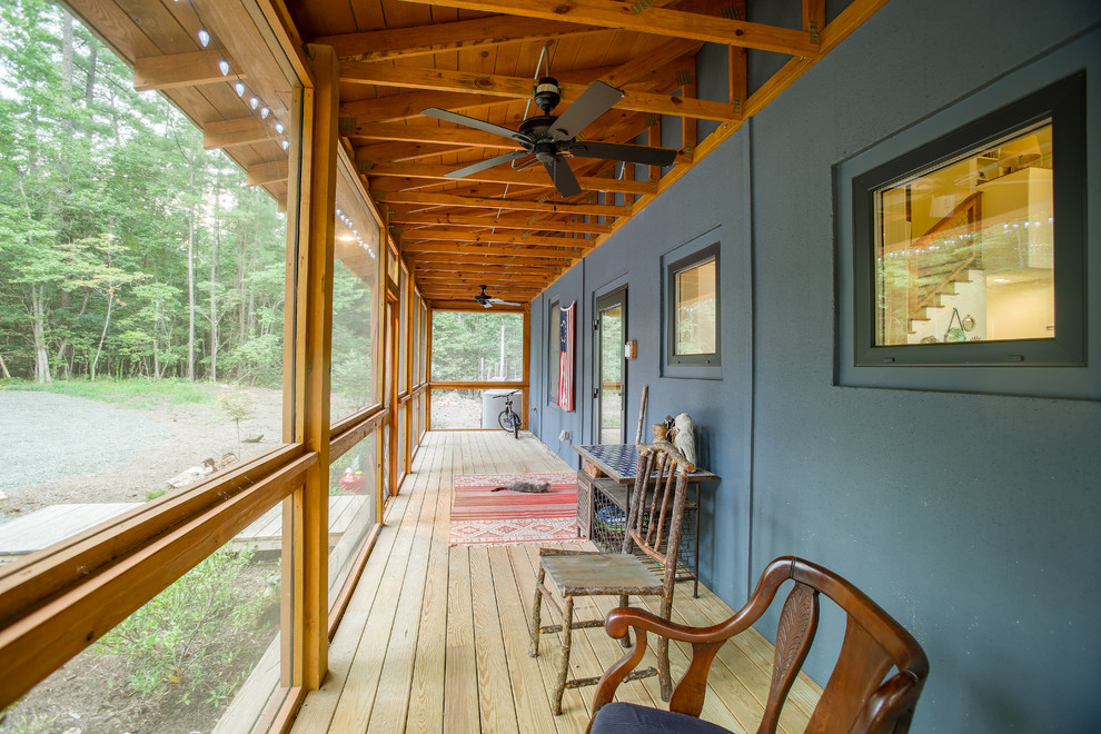 Réalisation d'un petit porche d'entrée de maison latéral champêtre avec une extension de toiture et une moustiquaire.