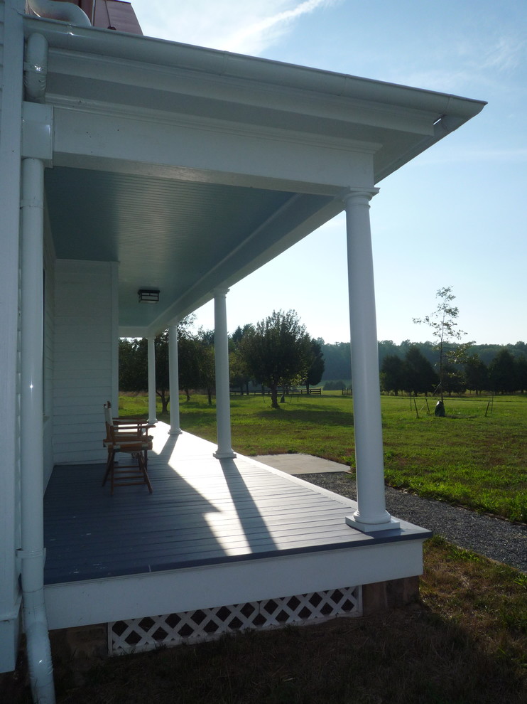 Réalisation d'un porche d'entrée de maison avant champêtre avec une extension de toiture.