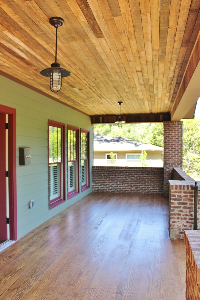Cette image montre un porche d'entrée de maison avant craftsman de taille moyenne avec une extension de toiture.