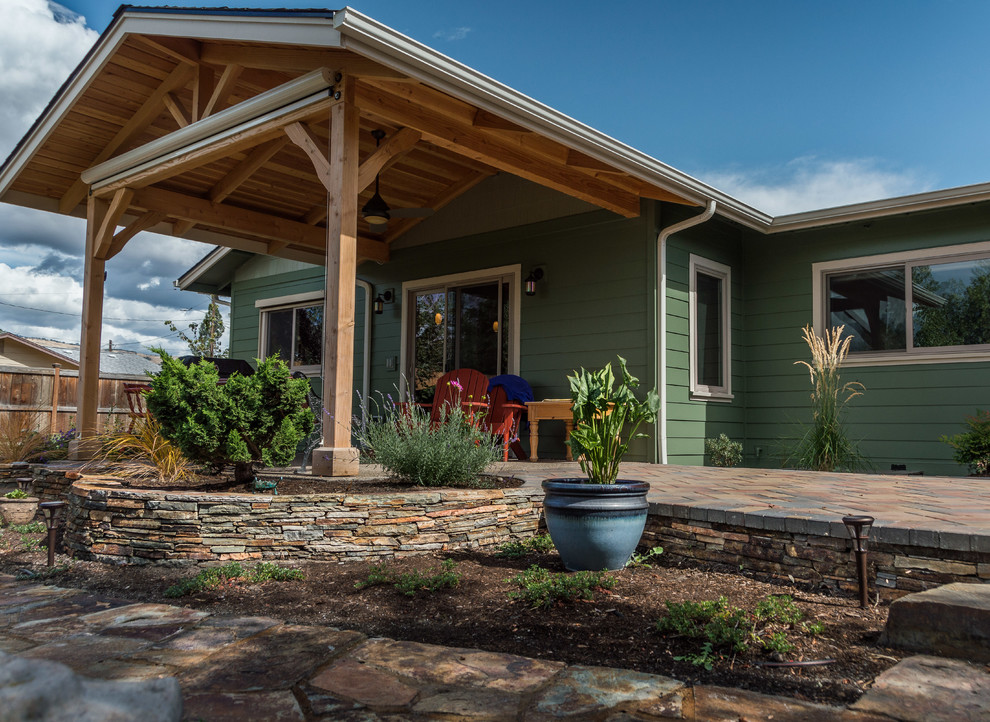 Foto di un portico american style di medie dimensioni e dietro casa con un giardino in vaso, pavimentazioni in pietra naturale e una pergola
