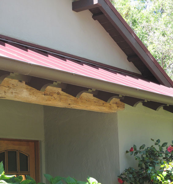 Idée de décoration pour un petit porche d'entrée de maison avant champêtre avec une extension de toiture.