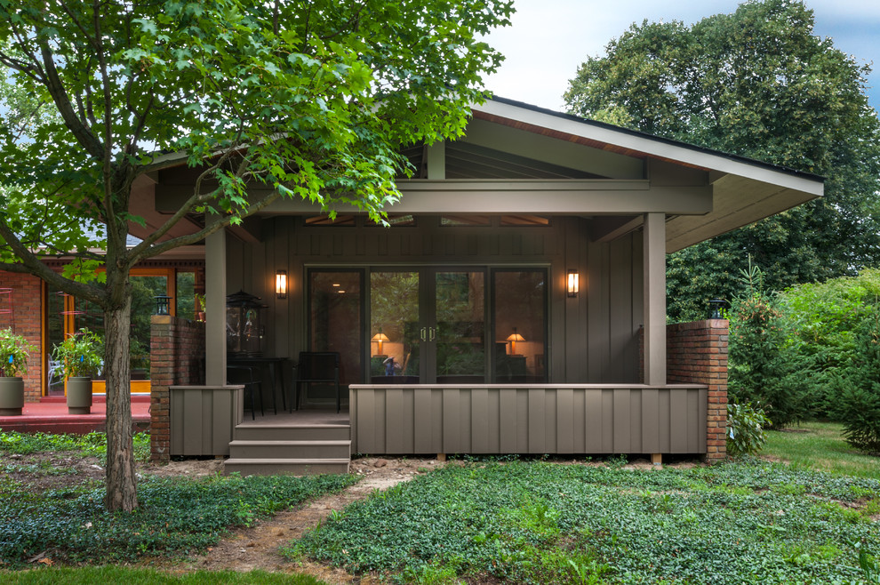 Cette image montre un porche d'entrée de maison arrière vintage de taille moyenne avec une extension de toiture.