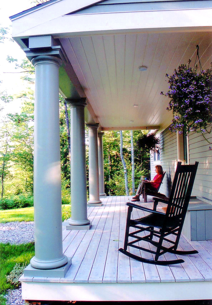 Inredning av en amerikansk mellanstor veranda framför huset, med naturstensplattor