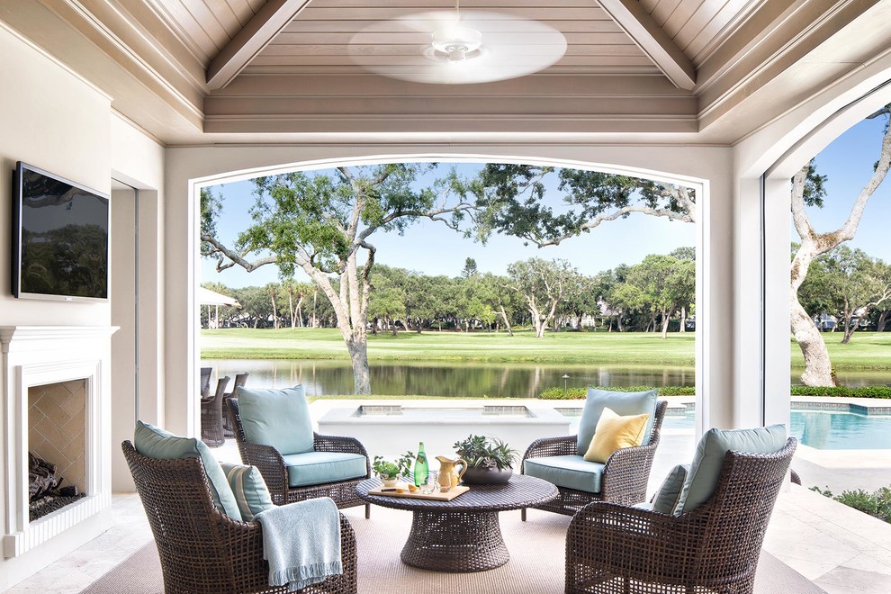 Inspiration for a traditional veranda in Miami.
