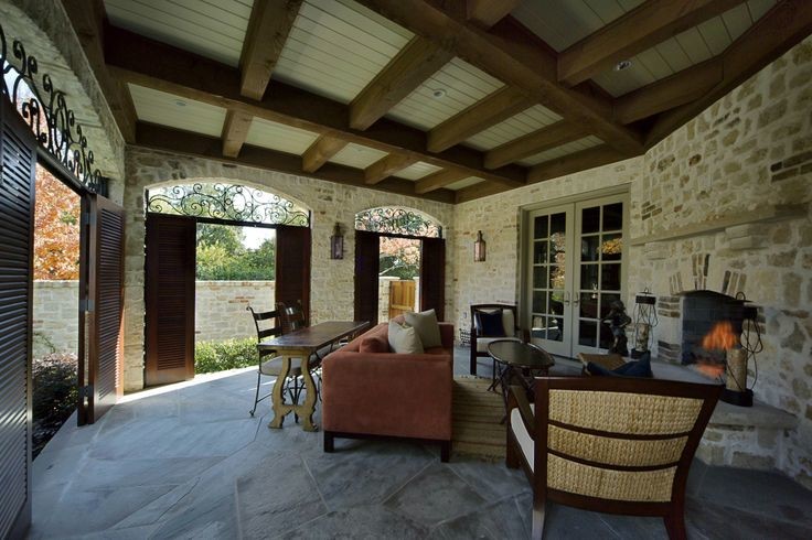 Cette photo montre un porche d'entrée de maison arrière montagne de taille moyenne avec un foyer extérieur, des pavés en pierre naturelle et une extension de toiture.