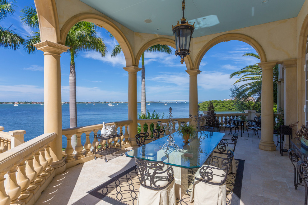 Photo of a mediterranean veranda in Tampa with feature lighting.