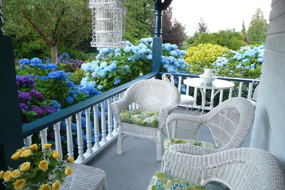 Elegant porch photo in Vancouver