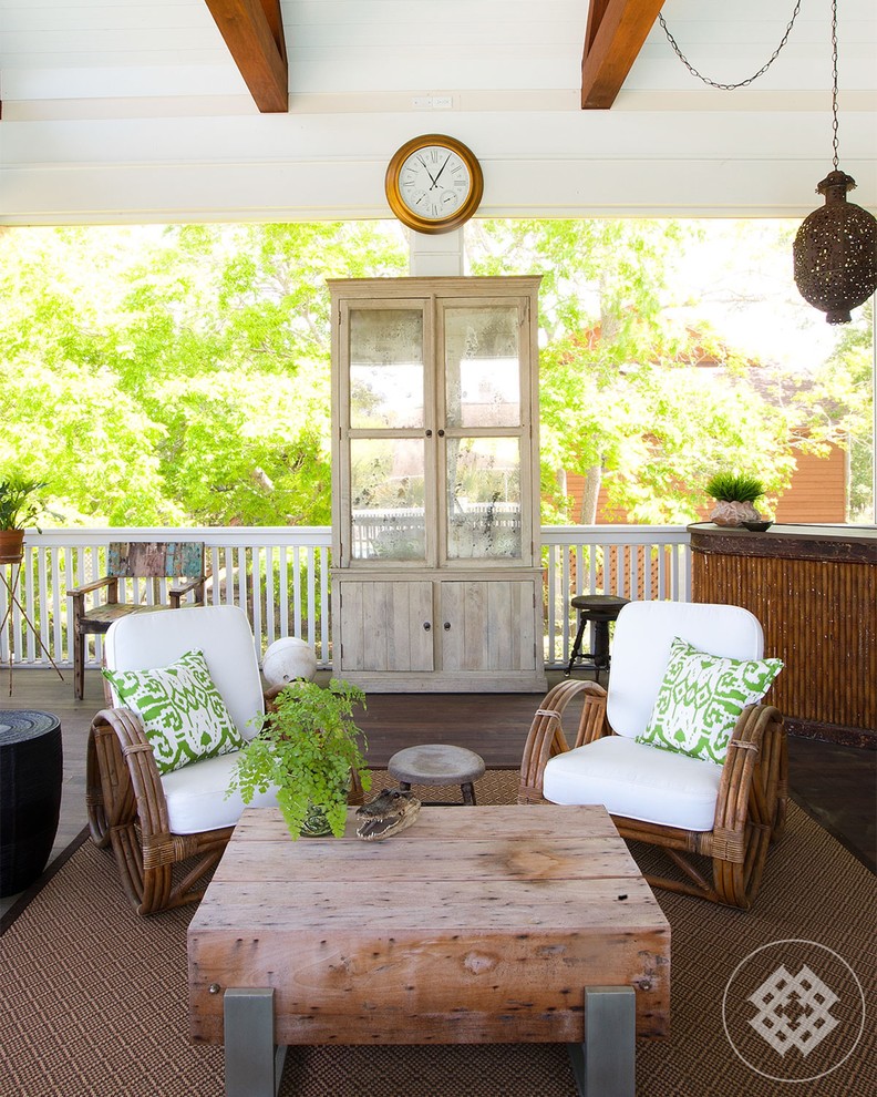 Idées déco pour un porche d'entrée de maison romantique avec une extension de toiture.