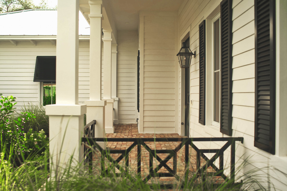 На фото: веранда среднего размера на переднем дворе в современном стиле с мощением клинкерной брусчаткой и навесом с