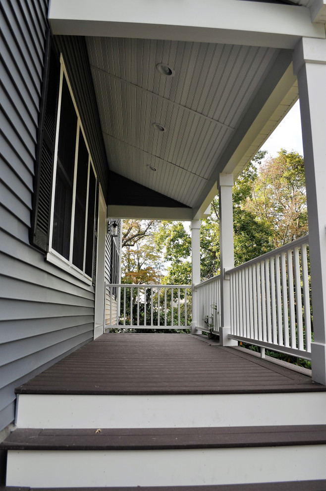 Réalisation d'un porche d'entrée de maison tradition avec une extension de toiture et un garde-corps en matériaux mixtes.