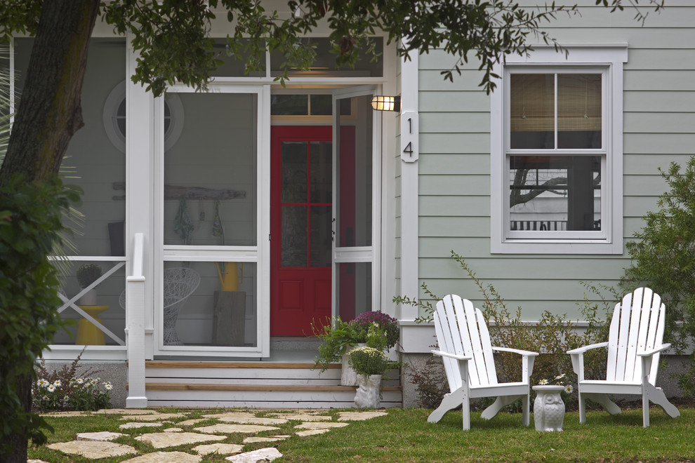Cette image montre un porche d'entrée de maison avant marin de taille moyenne avec une moustiquaire et une extension de toiture.