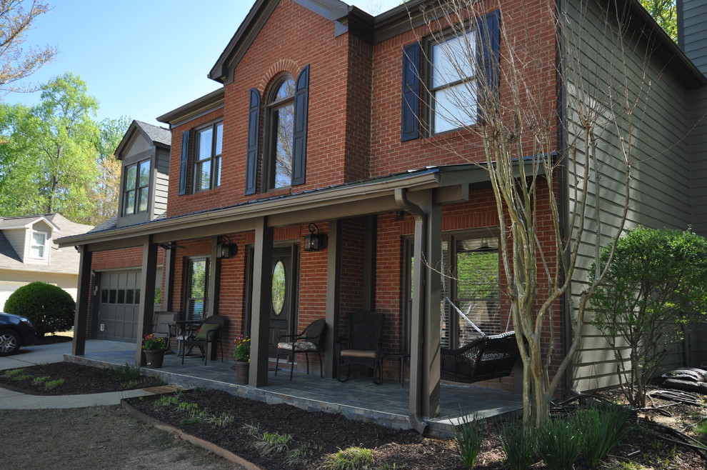 Réalisation d'un porche d'entrée de maison avant design de taille moyenne avec du carrelage et une extension de toiture.