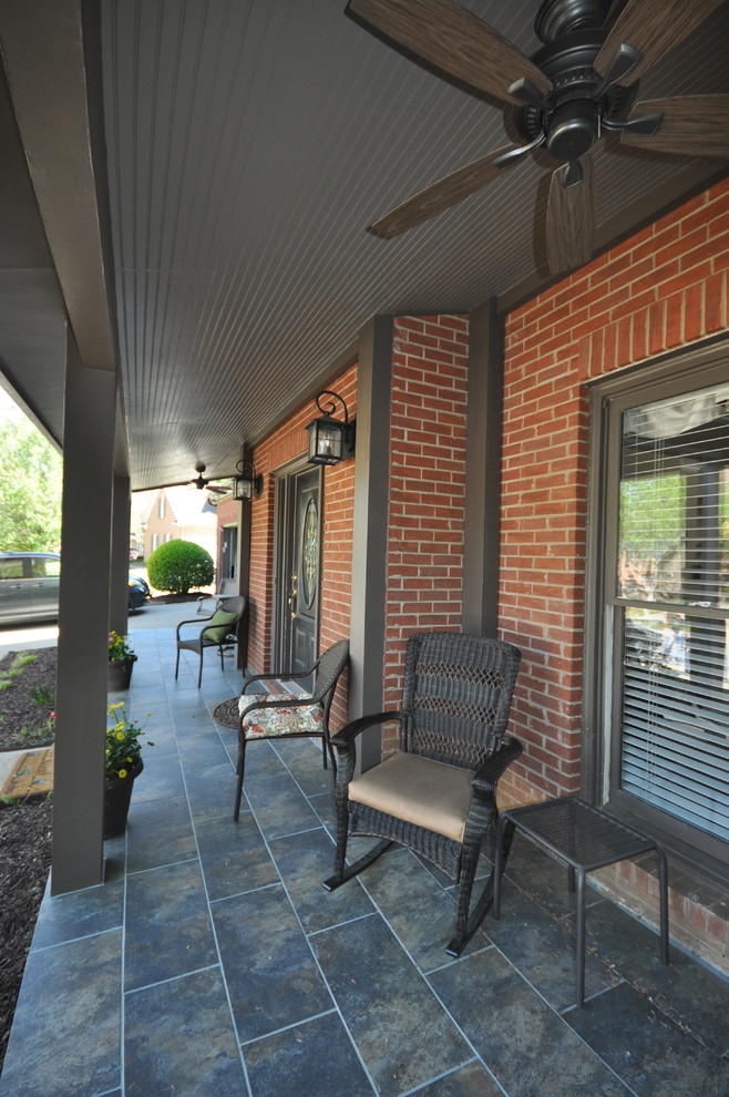 Réalisation d'un porche d'entrée de maison avant design de taille moyenne avec du carrelage et une extension de toiture.
