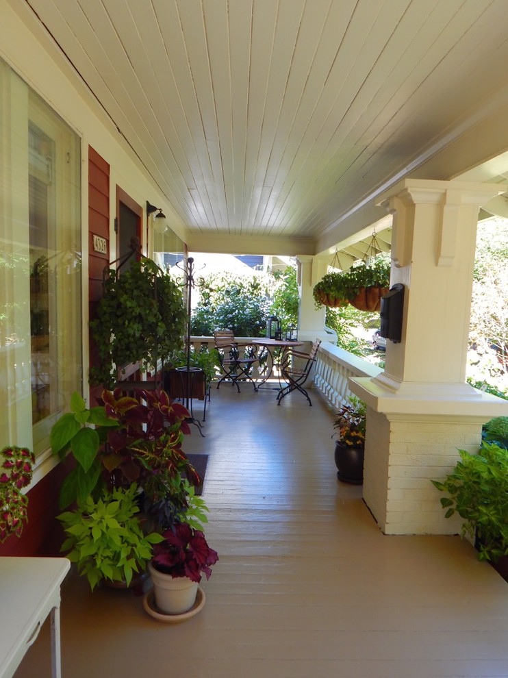 Источник вдохновения для домашнего уюта: веранда среднего размера на переднем дворе в классическом стиле с растениями в контейнерах, настилом и навесом