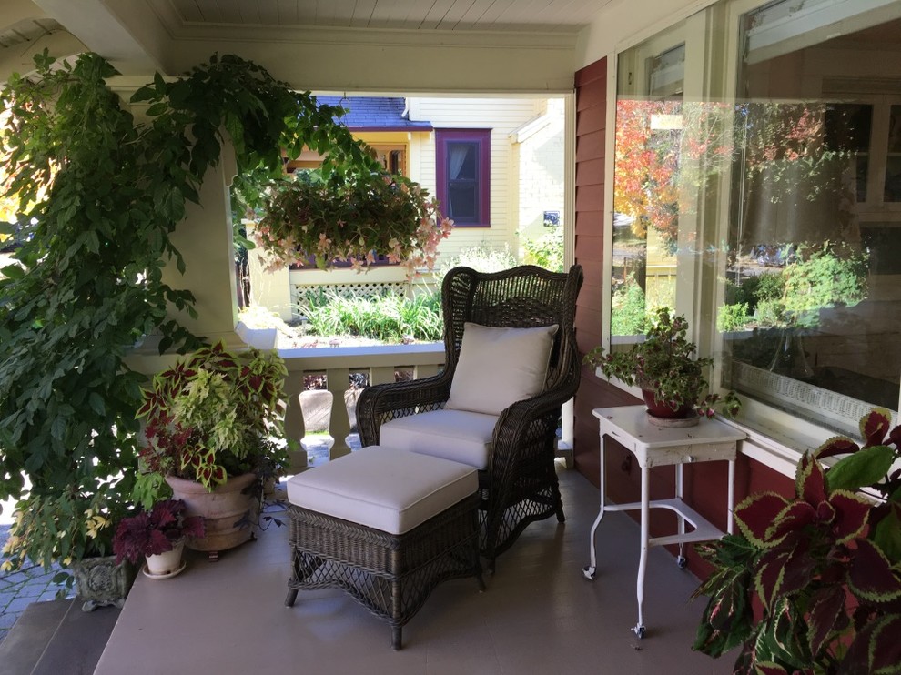 Mittelgroßes, Überdachtes Rustikales Veranda im Vorgarten mit Kübelpflanzen und Dielen in Portland