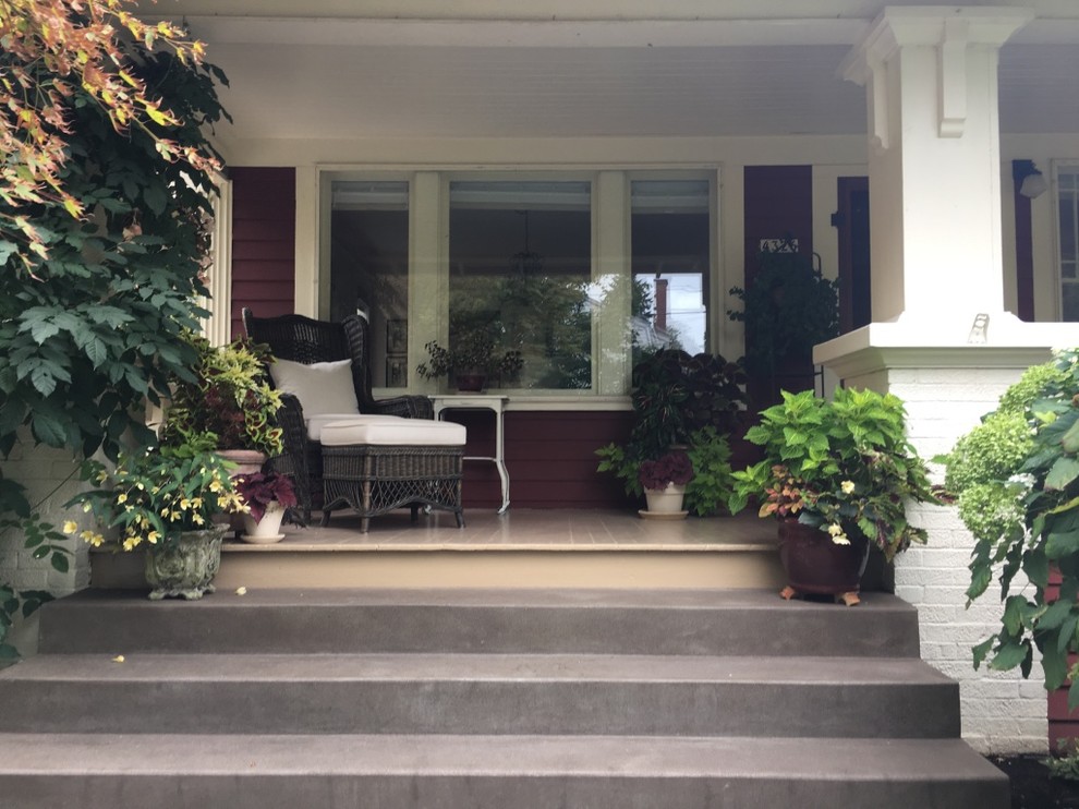 Ispirazione per un portico stile americano di medie dimensioni e davanti casa con un giardino in vaso, pedane e un tetto a sbalzo