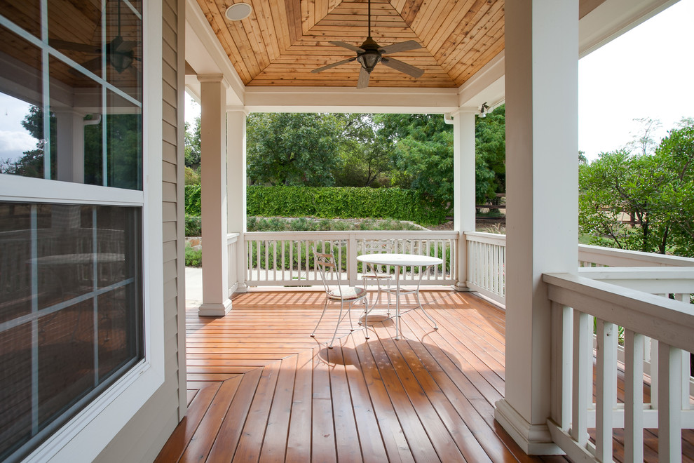 Inspiration pour un grand porche d'entrée de maison avant rustique avec une terrasse en bois et une extension de toiture.